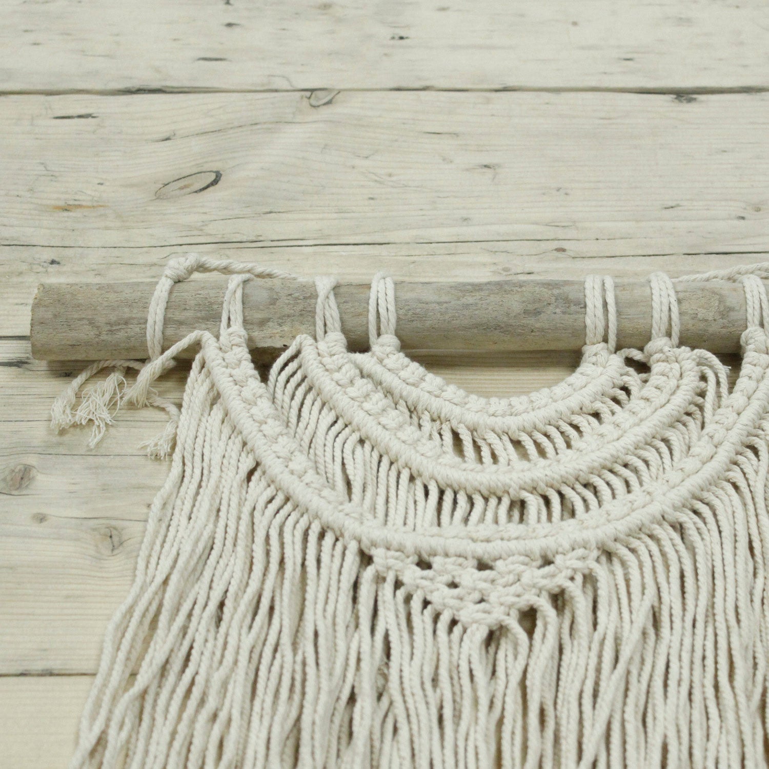 🪢 Tenture Murale en Macramé « Trois Vagues »