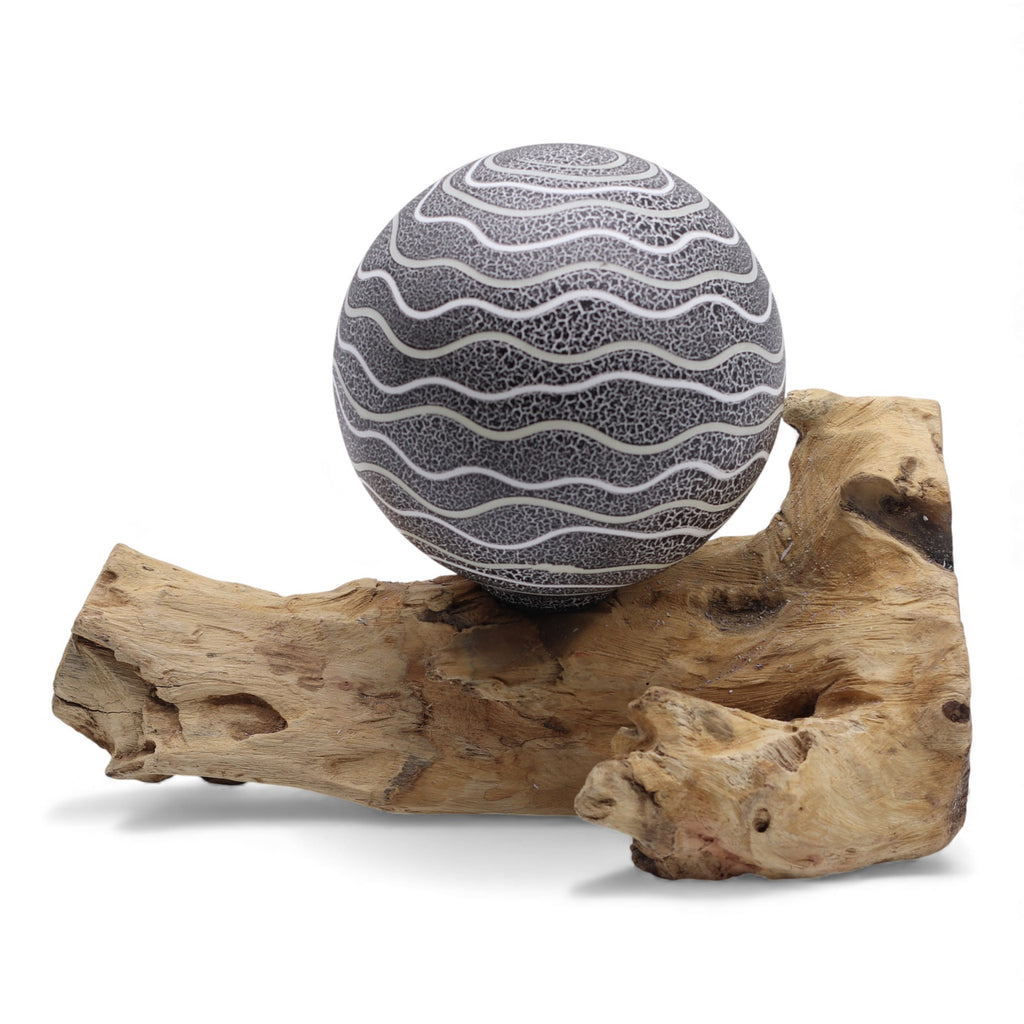 🌿 Lampe de Table Rayures – Abat-Jour Sphérique & Base Bois Artisanale