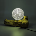 🌿 Lampe de Table Rayures – Abat-Jour Sphérique & Base Bois Artisanale