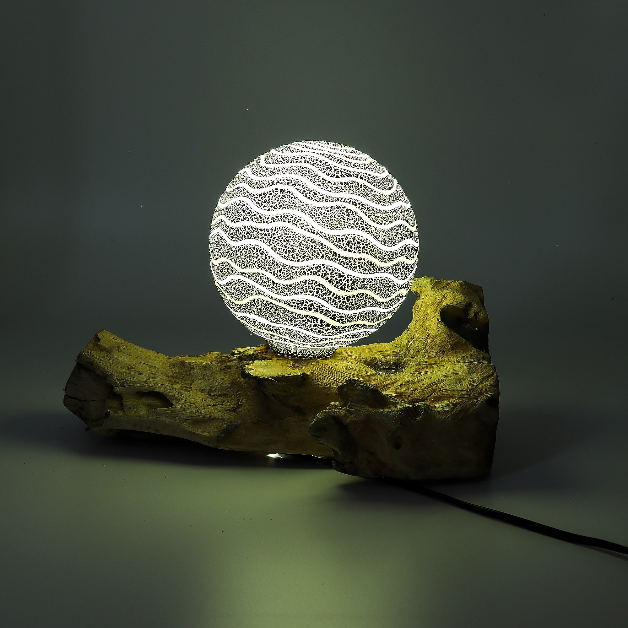 🌿 Lampe de Table Rayures – Abat-Jour Sphérique & Base Bois Artisanale