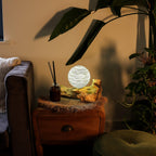 🌿 Lampe de Table Rayures – Abat-Jour Sphérique & Base Bois Artisanale