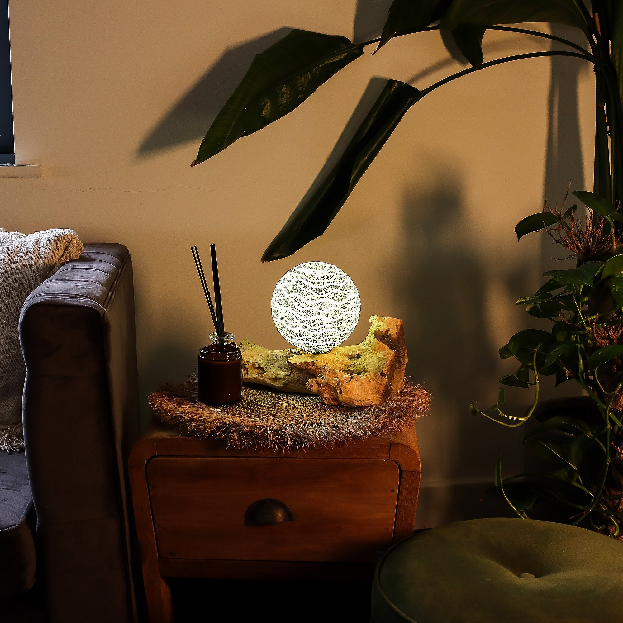 🌿 Lampe de Table Rayures – Abat-Jour Sphérique & Base Bois Artisanale