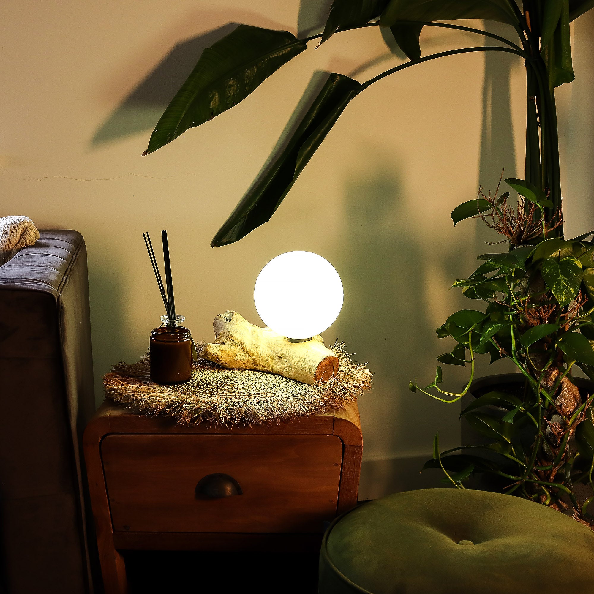 🌿 Lampe de Table Ivoire – Abat-Jour Sphérique & Base Bois Artisanale
