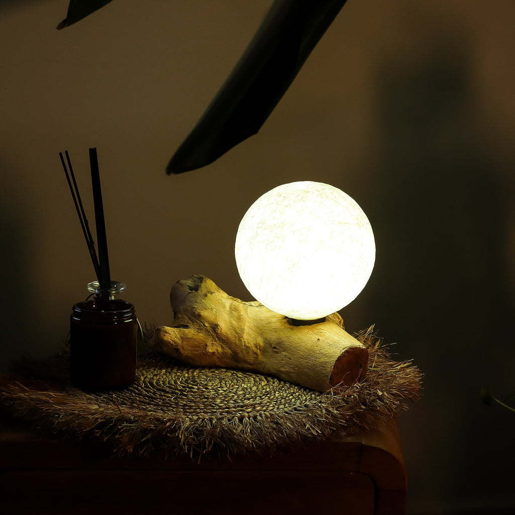 🌿 Lampe de Table Ivoire – Abat-Jour Sphérique & Base Bois Artisanale